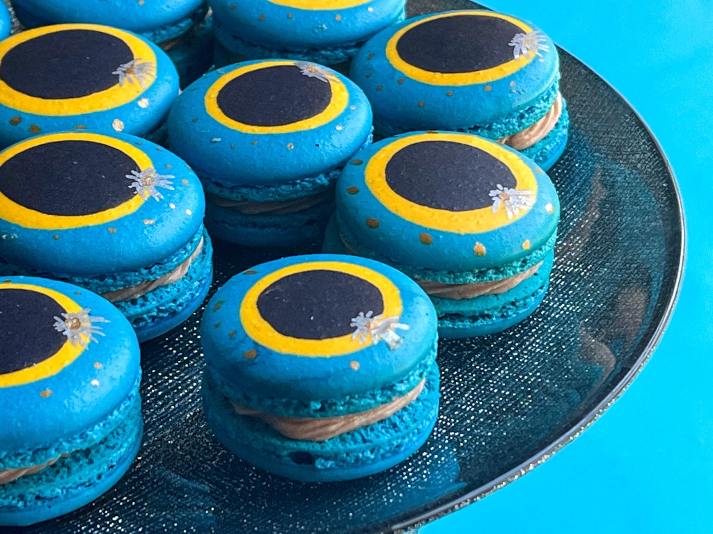 TOTAL ECLIPSE MACARONS